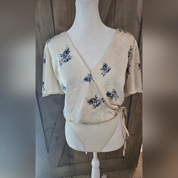 ASTR THE LABLE Hadley Cream with Blue Floral Print Bodysuit Lulus. Size Small - Picture 8 of 14